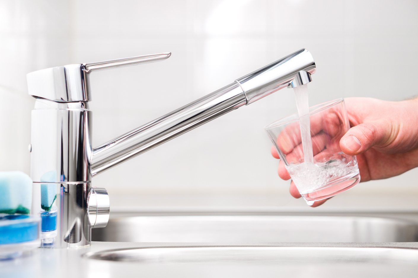 Filtry do wody z kranu – po co filtrować wodę w swoim domu?