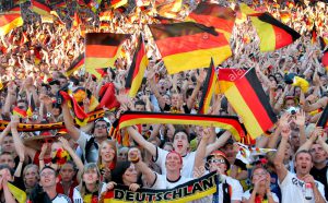 Niemieccy kobicie na trybunach oglądają mecz piłki nożnej w Monachium.