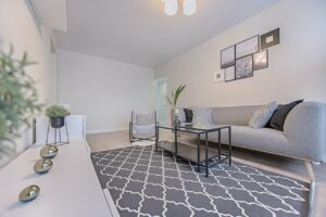 Szary dywan sznurkowy w małym salonie w mieszkaniu